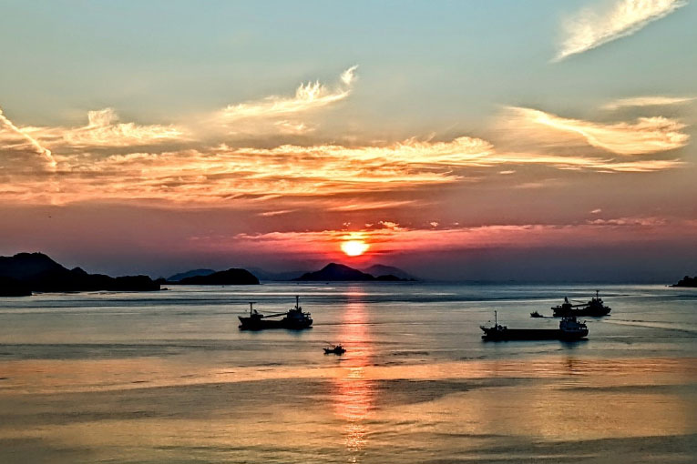 鳥羽湾から昇る朝日