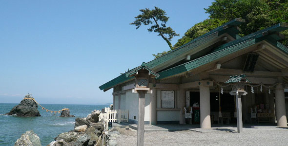 玉砂利の参道、厳かな本殿のある二見輿玉神社